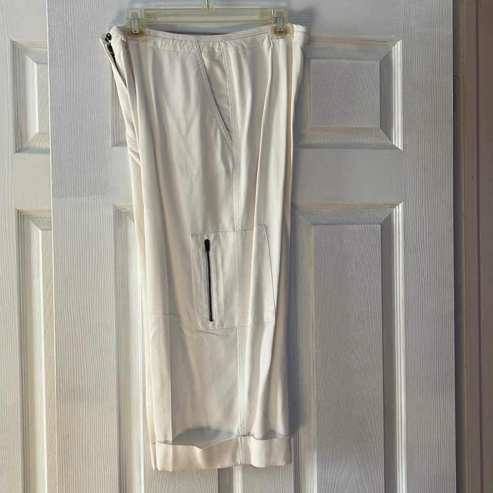 Beautiful LT modern perspectives white pants size 10